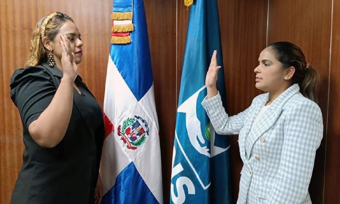 Juramentan nueva directora del hospital de Constanza