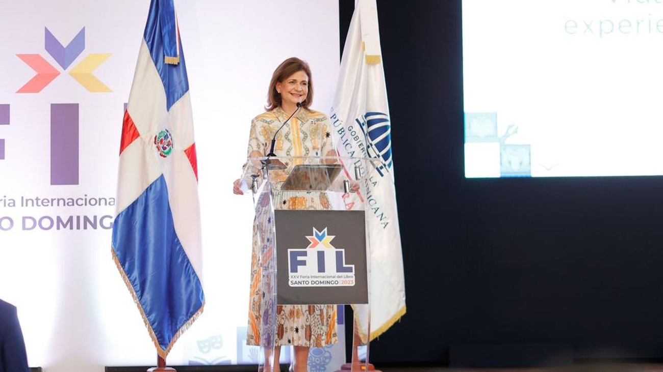 Vicepresidenta Raquel Peña ofrece conferencia magistral en la Feria del Libro