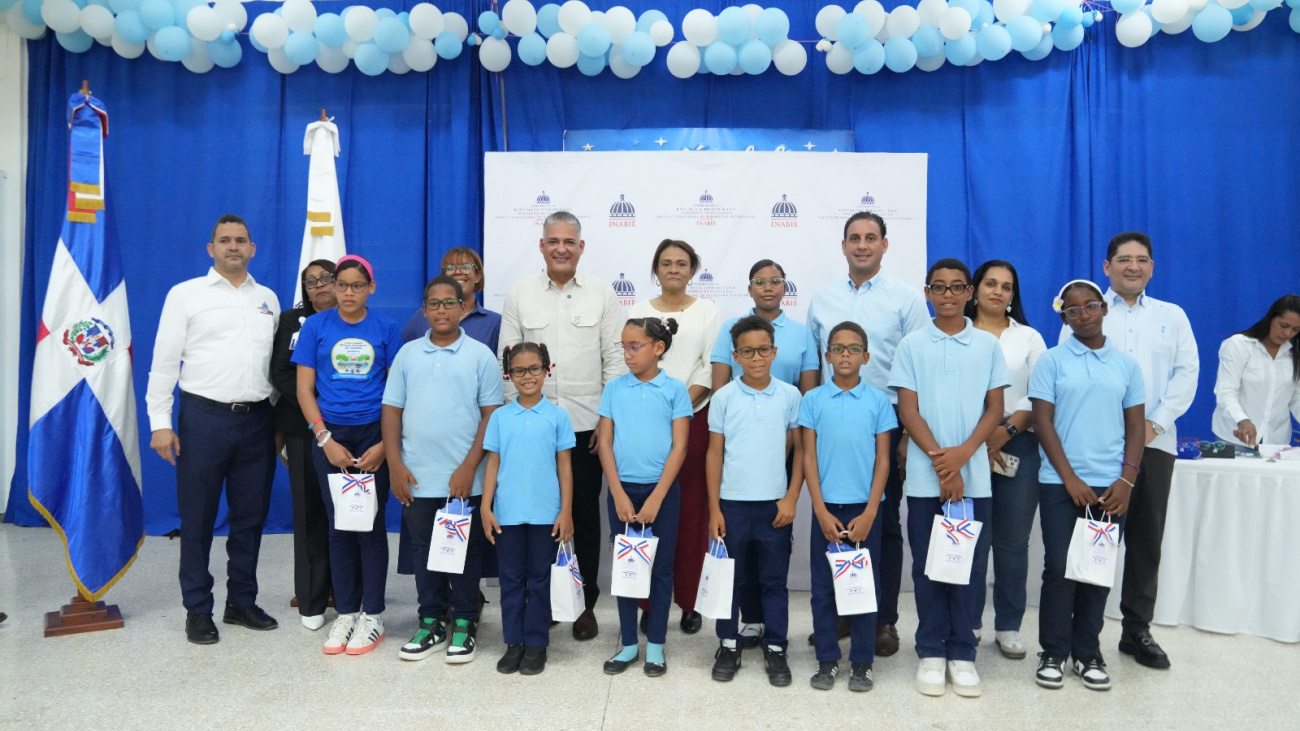 INABIE mejora la salud visual de 81 estudiantes de Samaná con entrega de lentes correctivos